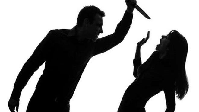 Lên tòa làm thủ tục ly hôn, chồng cầm hung khí đâm vợ tử vong