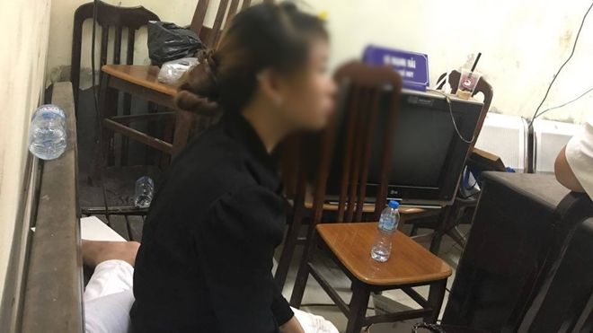 Trần tình của cô gái trẻ đánh nhau, bị lột áo trên phố Hàng Mã: 'Tôi bị cắn mạnh vào mặt nên chỉ tự vệ'