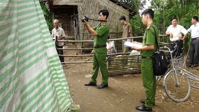 Cháu gái lạnh lùng nhìn người tình sát hại bà ngoại để cướp tài sản