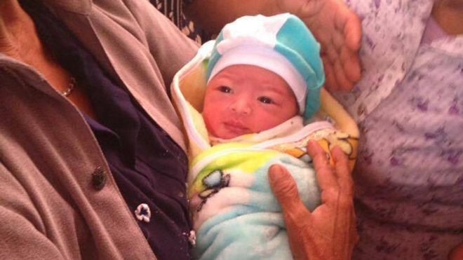 Bé gái mới sinh còn nguyên dây rốn bị bỏ rơi cùng 1 triệu đồng trước cửa nhà dân