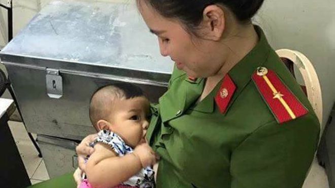 Bé trai 7 tháng tuổi bị mẹ bỏ lại trong nhà nghỉ, nữ cảnh sát cho bú sữa ngay tại trụ sở công an