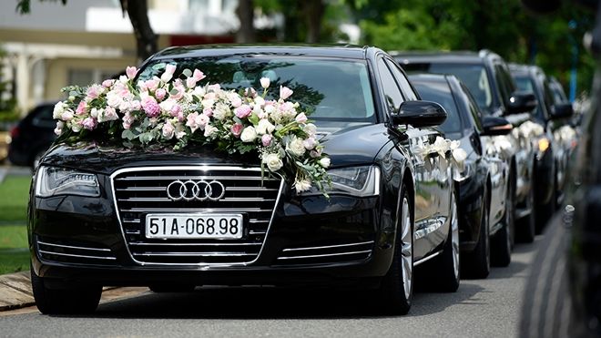 Choáng với dàn siêu xe tiền tỷ đón dâu trong đám cưới hoa hậu Thu Thảo