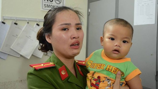 Nữ thiếu úy bật khóc nói về bé trai bị bỏ rơi trong nhà nghỉ: 'Mong mẹ cháu quay lại nhận con'
