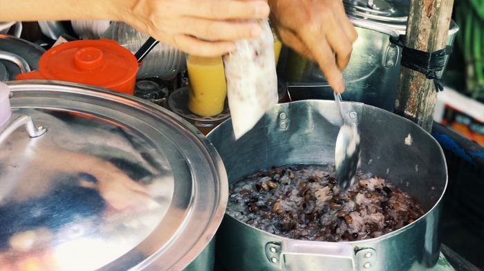 Chuyện của những xe chè rong giữa đường phố Sài Gòn