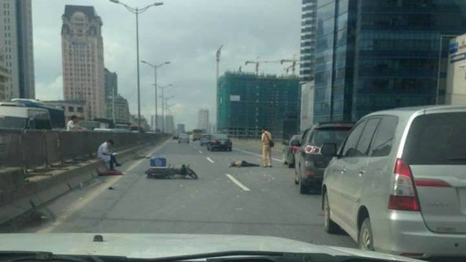 Đâm vào đuôi ô tô bán tải khi chạy xe máy lên đường trên cao, nam thanh niên tử vong
