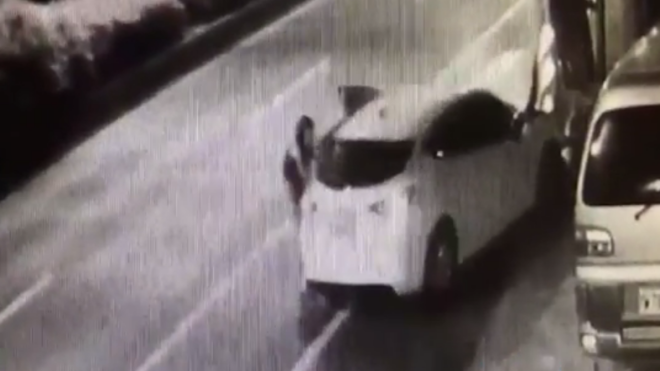 Bị tai nạn, bà mẹ nhẫn tâm bỏ con nhỏ để đưa chó cưng đến bệnh viện