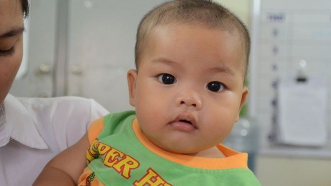 Người đàn ông tự nhận là cha đẻ bé trai bị bỏ rơi trong nhà nghỉ xuống Hà Nội xin đón con về