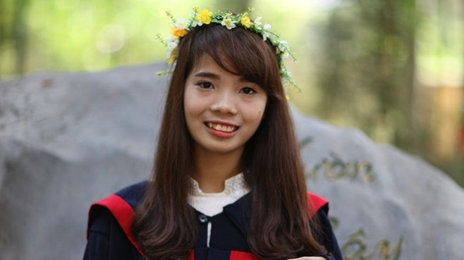 Thủ khoa ĐH Sư phạm Hà Nội 2 từng được vinh danh: 'Giờ tôi ở nhà bán hoa quả thuê, phụ mẹ nuôi lợn'