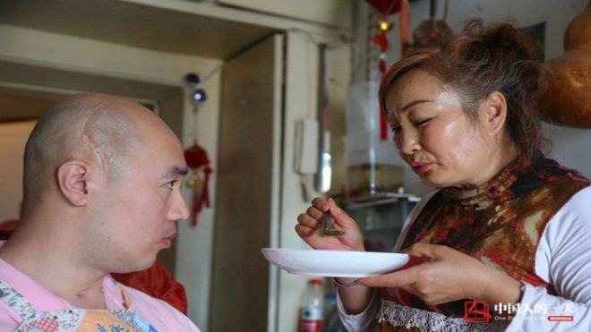 Người phụ nữ bỏ việc làm để chăm sóc thanh niên sống thực vật, mọi người bật khóc khi biết được quan hệ của họ