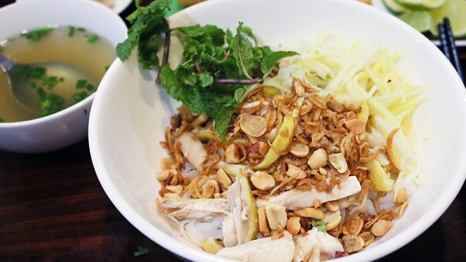 Đổi vị với món phở trộn nổi tiếng ở Thủ đô tại Sài Gòn