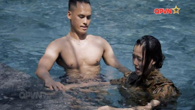 Xuất hiện huấn luyện viên điển trai như siêu mẫu tập bơi cho Nhung Gumiho