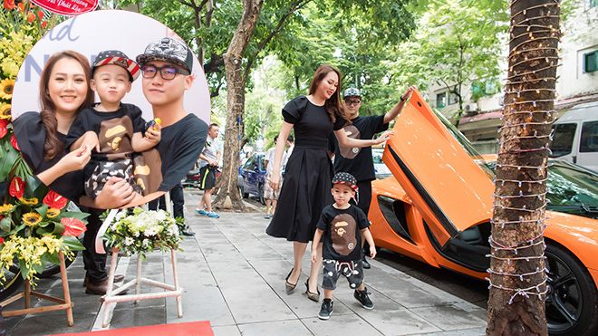 Chồng siêu mẫu Ngọc Thạch lái siêu xe 16 tỷ đưa con trai tới chúc mừng vợ gây 'náo loạn' góc phố