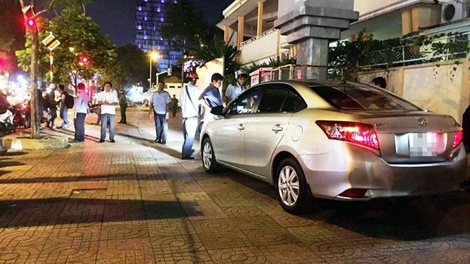 Đậu ô tô mua bánh cho con, tài xế bị phạt 700.000 đồng vẫn ủng hộ ông Đoàn Ngọc Hải