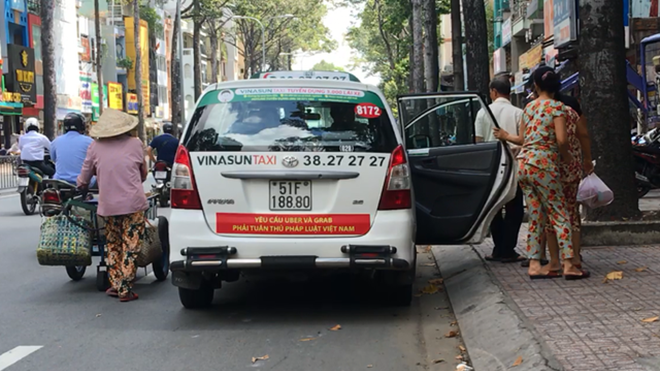 Clip: 'Đại chiến' giữa taxi truyền thống và Uber - Grab, lựa chọn của khách hàng như thế nào?