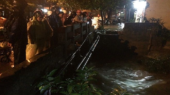 Nam sinh lớp 10 bị nước cuốn vào cống hộp