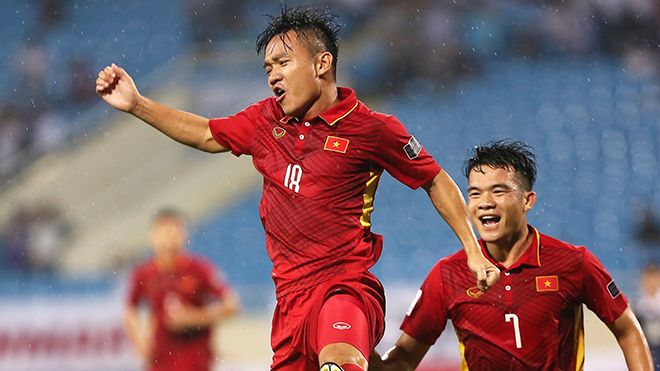 Cảm xúc đặc biệt trong đêm mưa trên sân Mỹ Đình