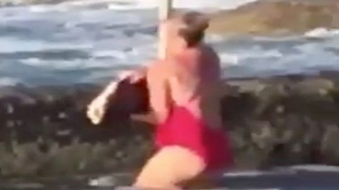 Clip: Người phụ nữ tay không bắt cá mập khi bất ngờ gặp loài 'sát thủ đại dương' này ở bể bơi