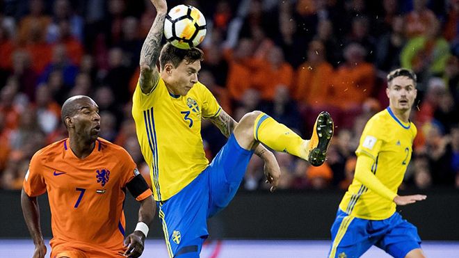 'Hàng hiệu' của Man Utd tự đá bóng vào tay, 'dâng' penalty cho đối thủ