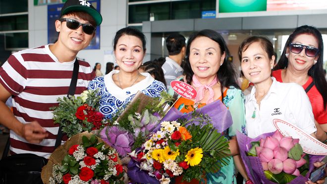 Nghệ sĩ Ngọc Huyền rạng rỡ trong vòng vây người hâm mộ tại sân bay