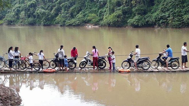 Clip học sinh đến trường trên chiếc xuồng lá mỏng manh giữa mùa nước lũ khiến nhiều người xót xa