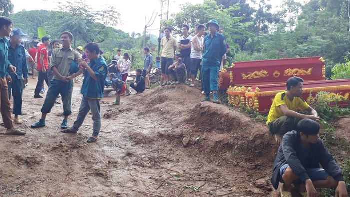 Sạt lở kinh hoàng ở Hoà Bình chôn vùi 19 người, đã đưa 9 thi thể ra ngoài