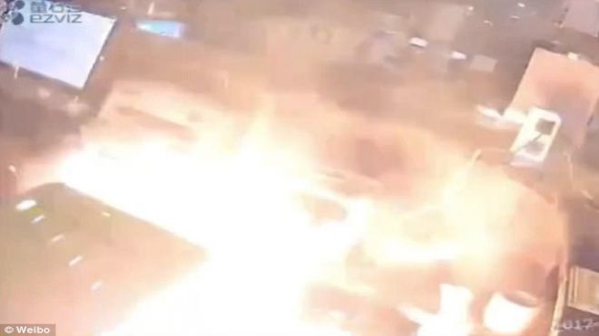 Đang cầm trên tay, iPhone bỗng dưng phát nổ khi vừa mở nắp lưng