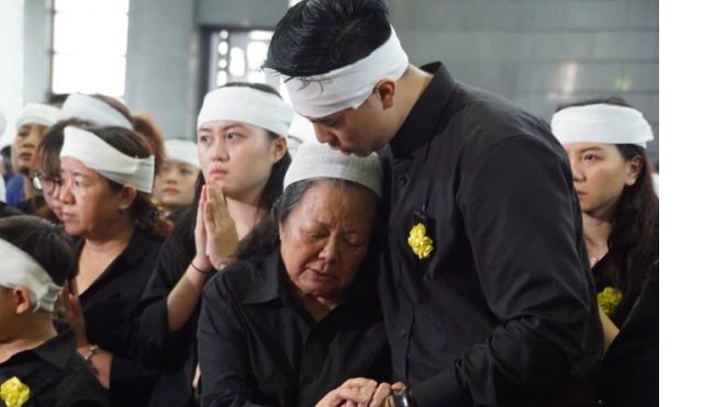 Vợ thầy Văn Như Cương khóc ngất bên linh cữu chồng