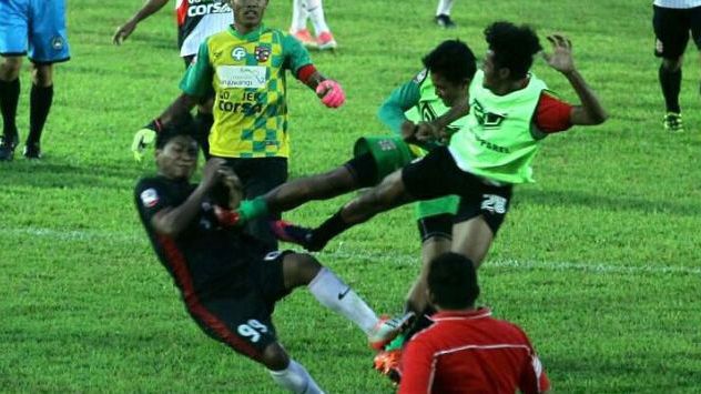 Trận bóng đá như phim chưởng gây ‘bão’ tại giải Indonesia