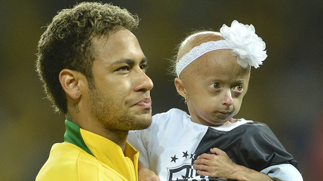 Hành động ấm áp của Neymar với fan nhí 'đốn tim' người hâm mộ