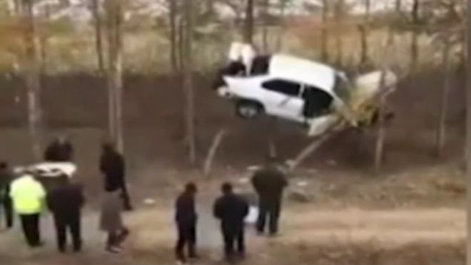 Tài xế mất lái, xe lao thẳng lên không trung, kẹt giữa cây như phim hành động