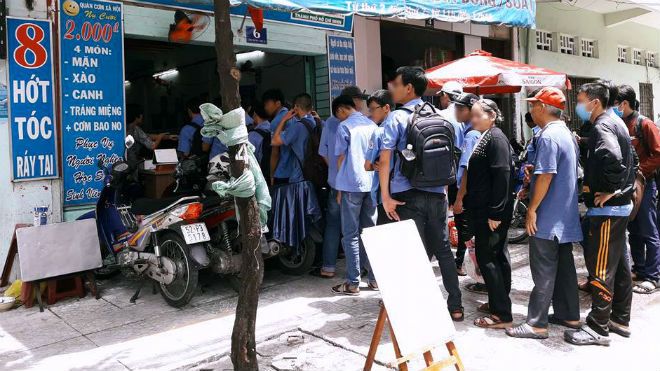 Sinh viên xếp hàng ăn cơm 2.000: 'Vì lỡ đường lỡ bữa hay họ bỗng dưng quên lòng tự trọng?'