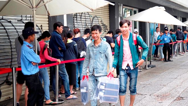 TP HCM: Hàng trăm bạn trẻ xếp hàng dài đợi mua giày Converse đại hạ giá