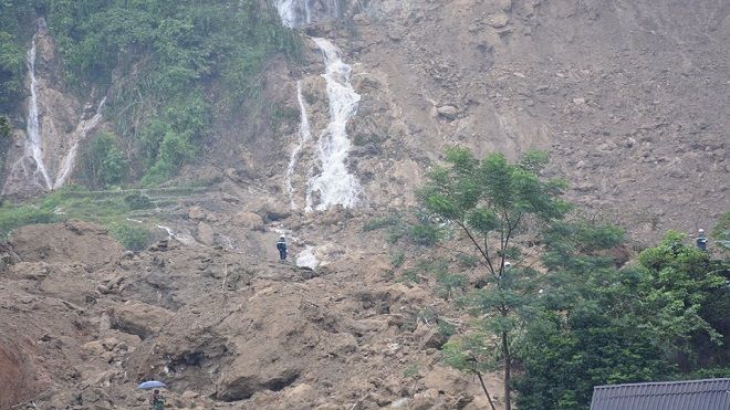 Tìm thấy một phần thi thể nạn nhân thứ 10 trong vụ sạt lở kinh hoàng ở Hòa Bình, vẫn còn 8 người mất tích