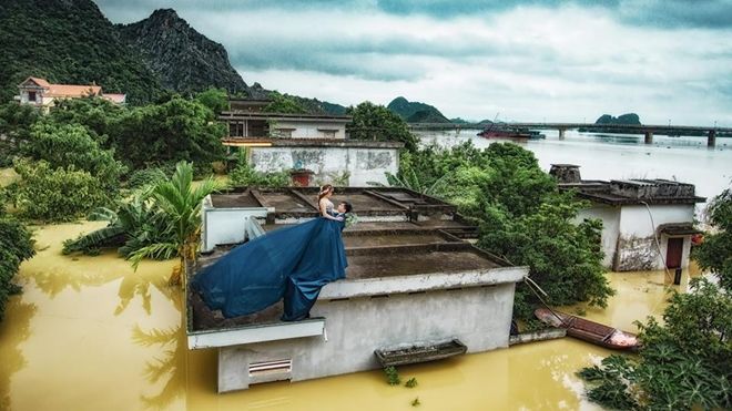 Mùa lũ kinh hoàng, chú rể rủ cô dâu lên nóc nhà chụp ảnh khiến dân tình 'phát sốt'