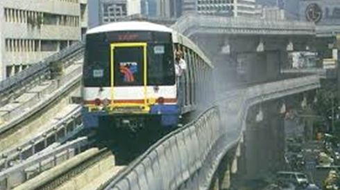 Clip ghi lại cảnh đoàn tàu Cát Linh - Hà Đông chạy dọc đường sắt trên cao gây xôn xao