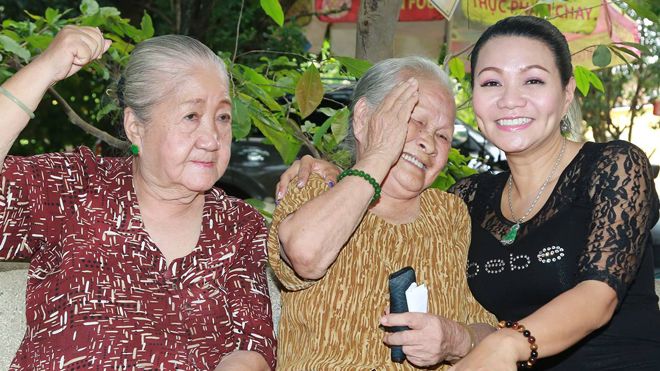 Nghệ sĩ Cải lương Ngọc Huyền thăm hỏi các 'tiền bối' ở Viện dưỡng lão nghệ sĩ TP.HCM