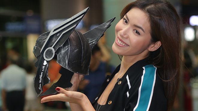 Minh Tú tỏa sáng tại sân bay, mang quà của fan Việt sang Úc gặp 'Thor' Chris Hemsworth