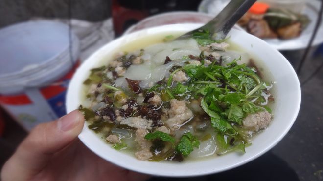 Gánh bánh đúc 'huyền thoại' trên phố Minh Khai làm nao lòng biết bao thế hệ