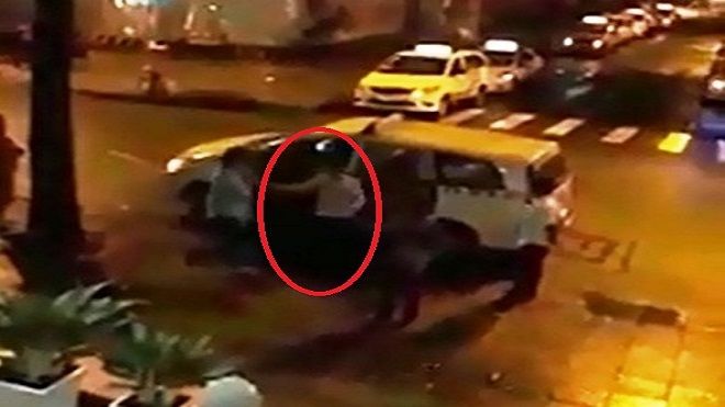 Tài xế taxi đạp liên tiếp vào người khách nước ngoài vì không chịu trả thêm tiền