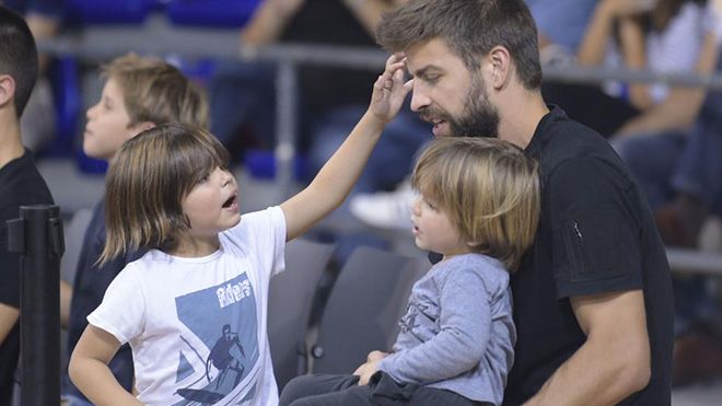 Shakira 'mất tích', Gerard Piqué một mình đưa 2 thiên thần nhỏ đi xem bóng rổ