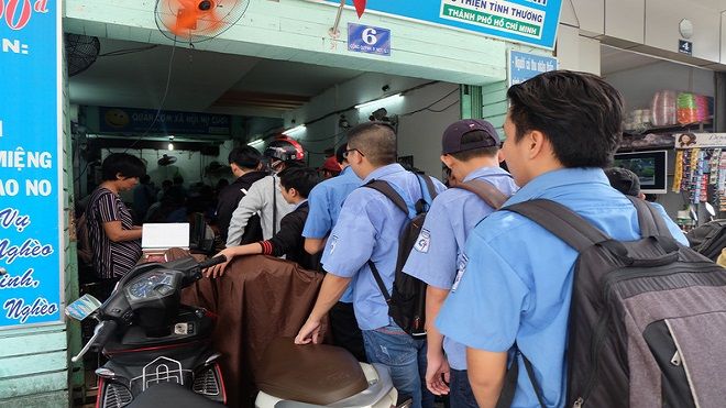 Sinh viên ăn cơm từ thiện 2.000 đồng: Cơm từ thiện cớ sao phân biệt?