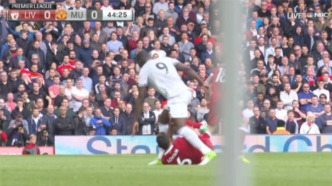 Đạp thẳng vào mặt sao Liverpool, Lukaku bị cộng đồng mạng tấn công