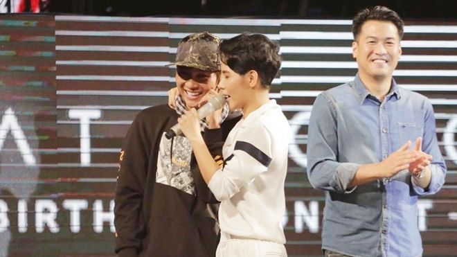 Hoài Lâm bị hiểu lầm là fan cuồng khi bất ngờ lao ra sân khấu ôm Vũ Cát Tường