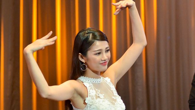 Xinh đẹp lại múa giỏi, Mỹ Duyên The Face vẫn mất điểm ở HHHV Việt Nam vì nói tiếng Anh kém