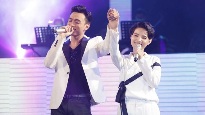 Vũ Cát Tường cầm tay Soobin, song ca ‘Yêu xa’ cực ngọt trong Birthday Concert