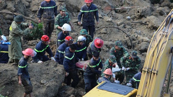 Tìm thấy thi thể mẹ ôm chặt con trai 3 tháng tuổi trong vụ sạt lở chôn vùi 18 người ở Hòa Bình