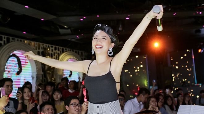 Chưa quay MV, Tóc Tiên vẫn hát ca khúc mới toanh dành cho 'gái ế' trong fanmeeting