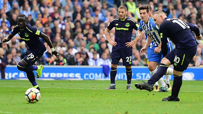 Wayne Rooney keo kiệt, đi đôi giày lỗi mốt từ 9 năm trước?