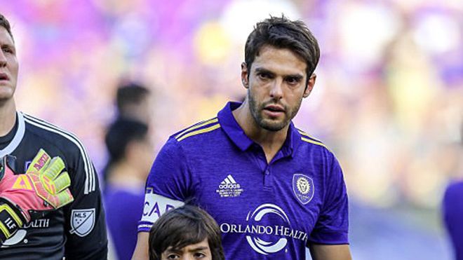 Kaka bật khóc trong ngày chia tay sân cỏ