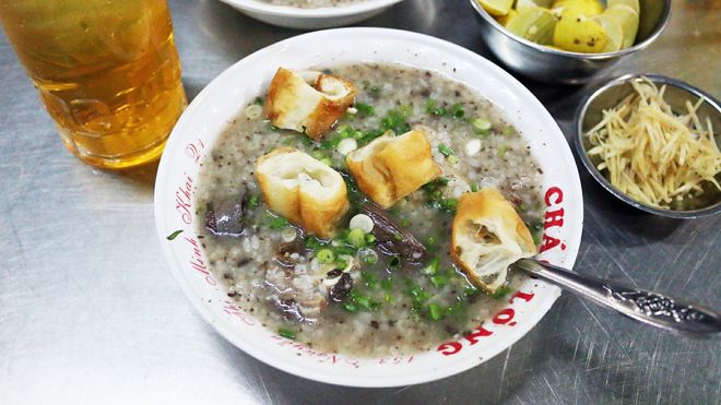 Ấm bụng ngày mưa với tô cháo lòng hẻm Nguyễn Thị Minh Khai